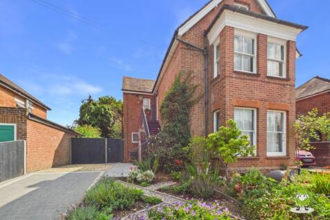 EweMove Estate Agents Basingstoke - Beaconsfield R