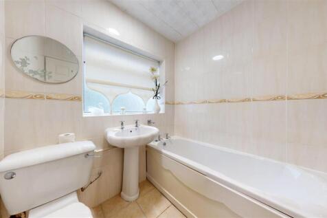 Cranshaw Avenue, Bathroom