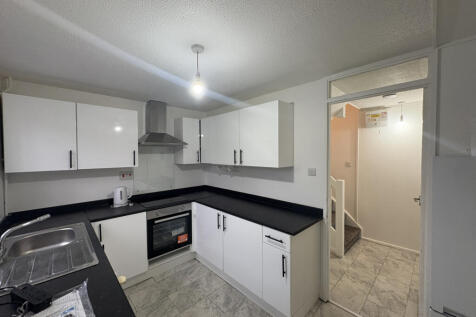3 bed semi-detached to rent Temple Court, Cambrid