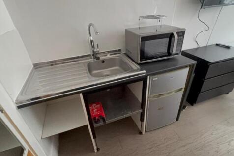 Studio flat on White Horse, Woolwich Road, Greenwich, £880/mo