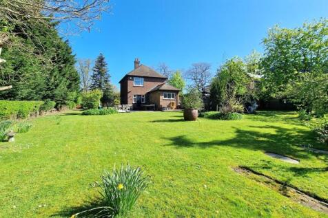 FORMAL GARDEN TO HOUSE DISTANT 2.jpg