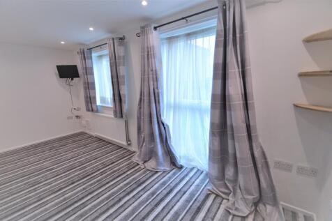 Rochfords Gardens, Slough, Berkshire, SL2 photo 4