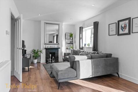 Hillside Crescent, Stanstead Abbotts photo 3