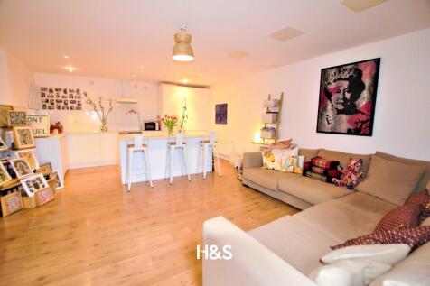 17 Main Street - Living room.jpg
