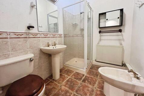 En suite to Master Besroom