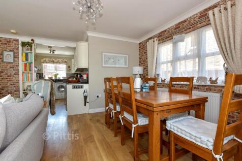 Lounge/Dining Area
