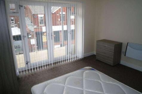 Bright double bedroom with full-height sliding ...