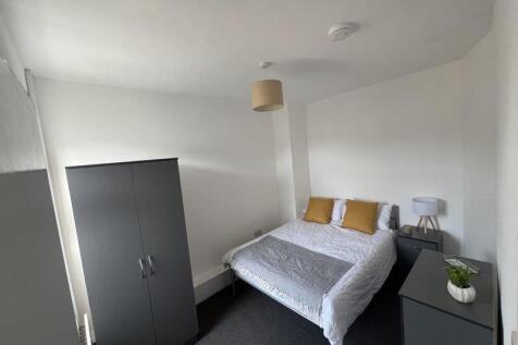 A cozy and well-maintained double bedroom featu...