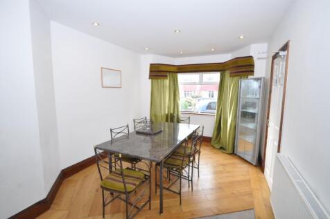 Available NOW - 6 Rooms Windsor Avenue photo 4