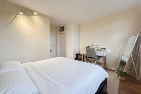 Alpine Court, Kenilworth, CV8 photo 5