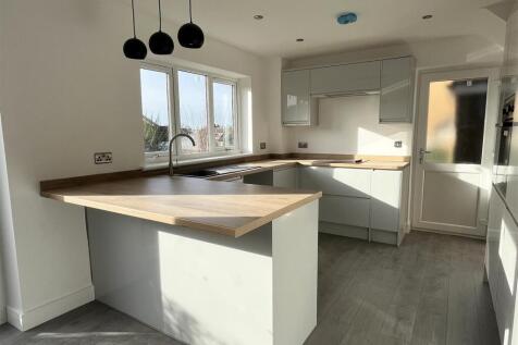 Redruth Avenue, Little Hill, Wigston photo 4
