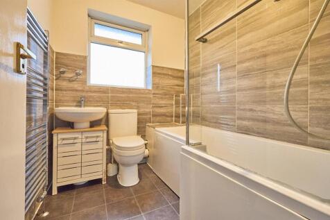 Family Bathroom to Rear