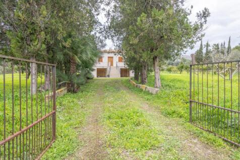 Brand-new villa with pool and holiday rental license in Pollensa.