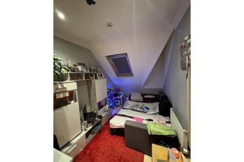 5 bedroom Flat for rent