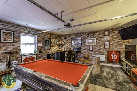 GAMES ROOM/DOUBLE GARAGE