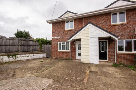 2-bed terraced on St. Davids Road, East Cowes, £925/mo