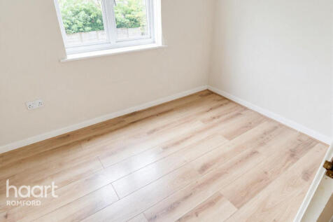 Hevingham Drive, Romford photo 5