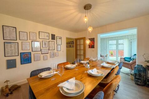 Dining Room/Bedroom 4