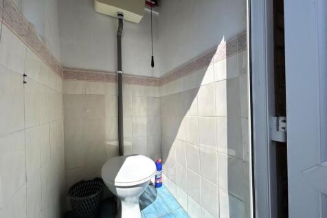 Toilet 2.jpg