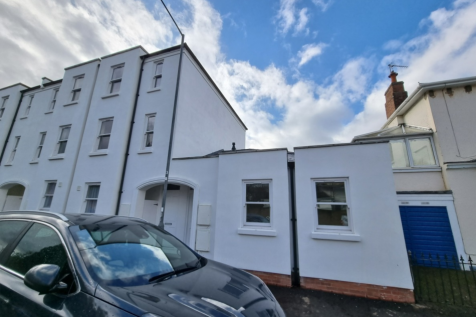 2-bed flat on Rai Court, Leamington Spa, £1,800/mo
