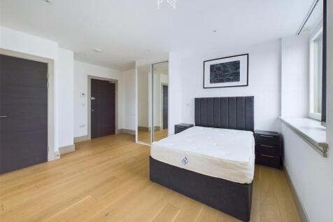 Studio flat on Flint Court, Finchley | London N12, £1,375/mo