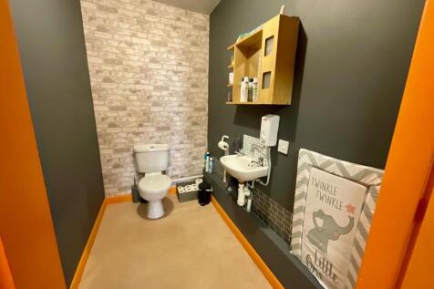 Retail Property (high street) to rent Image 4