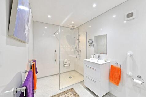GROUNDFLOOR SHOWER 