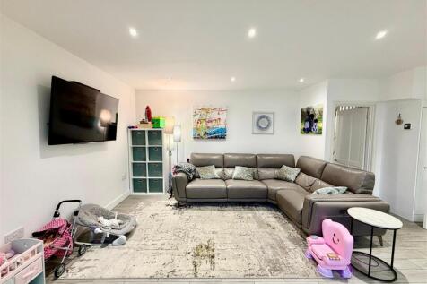 Living Room/Open Plan Kitchen/Diner: