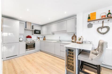 OPEN-PLAN DINING KITCHEN AND FAMILY ROOM