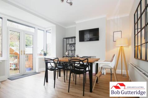 OPEN PLAN FITTED KITCHEN/DINING ROOM