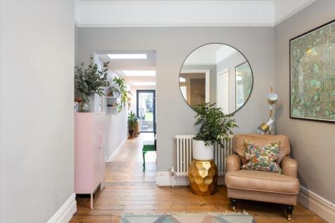 4 bed, 2 bath Terraced in London - Photo 5