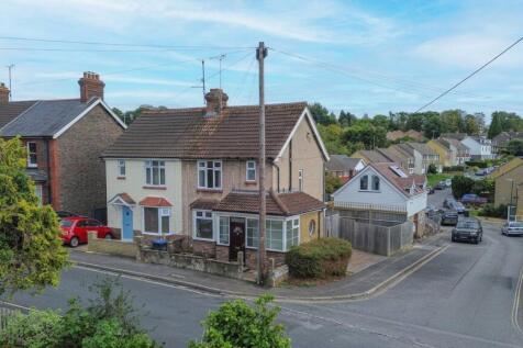 3-bed semi-detached on Petlands Road, Haywards Heath, RH16, £1,800/mo