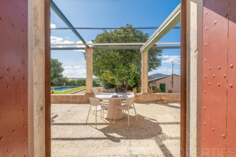 Unique historic house for sale in Campanet with pool and open views