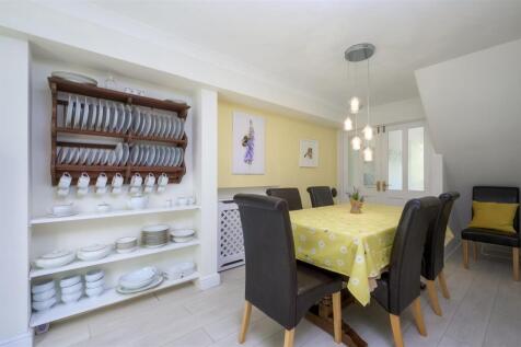 Summertime dining room