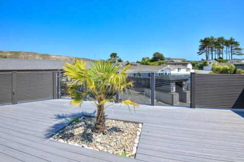 Spacious Lodge Decking With Palm Tree And Resort V
