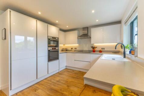 KITCHEN/LIVING AREA