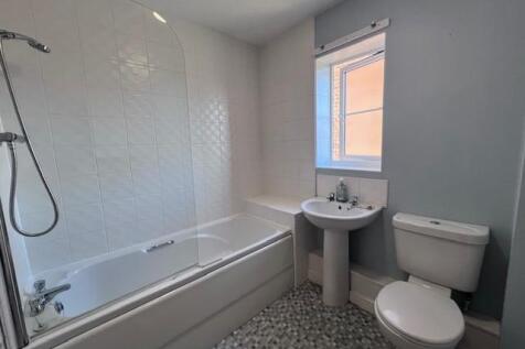 3 8 Hickling Close bathroom.jpg