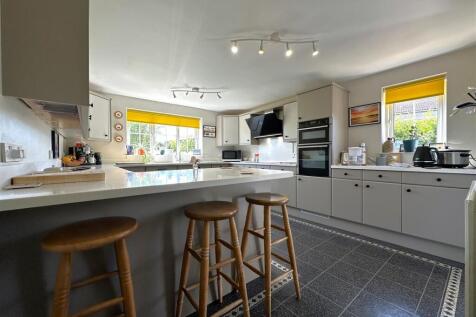 Well-Appointed Dining Kitchen 956