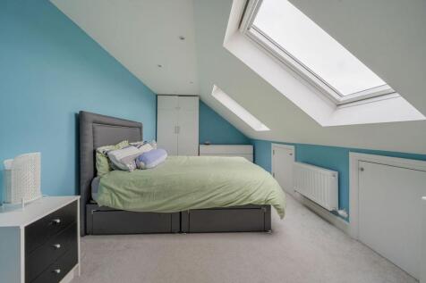 London, W7 - property photo