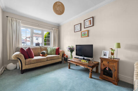 Curzon Close, Cur...