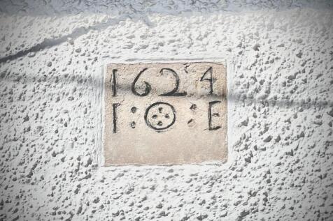 Date stone