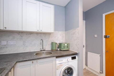 65 Woodford Road-9.jpg