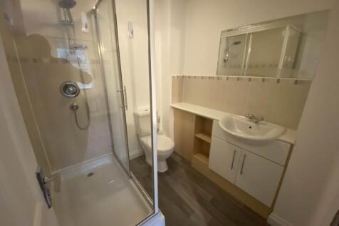 EN-SUITE SHOWER ROOM