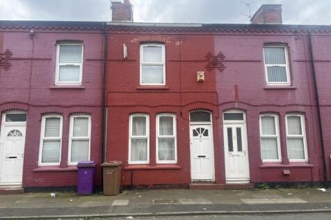 Charming Two-Bedroom Mid-Terraced Property on Lon