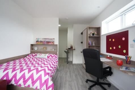 Studio flat on College Road, Bangor, £979/mo