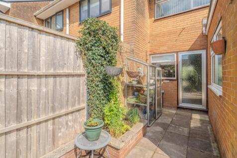 5 Harlech Close-21.jpg
