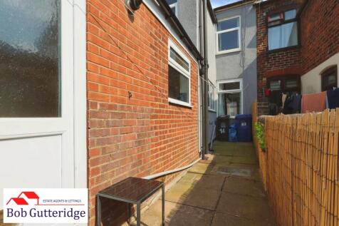 ENCLOSED REAR YARD