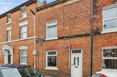 Four bedroom mid-terrace house - For sale by auct