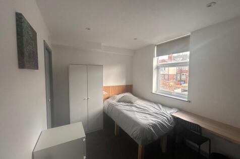 Bright single bedroom with desk and wardrobe...