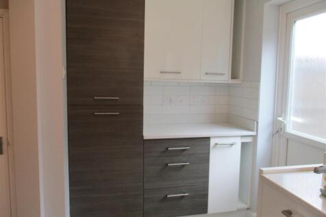 Vernon Close, OTTERSHAW photo 4